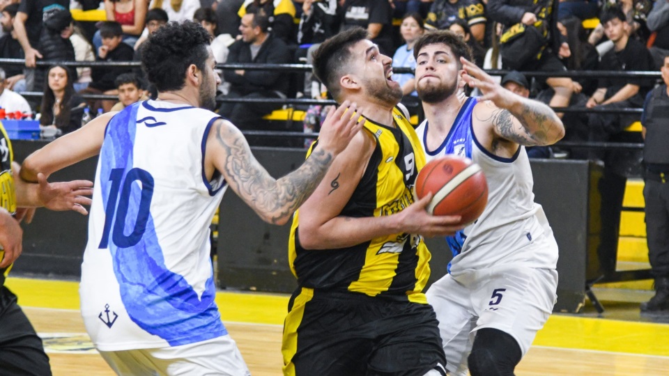'Pocho' Pérez en acción: 21 puntos para el MVP de la noche. Foto: Mariano Di Giusto/Jornada
