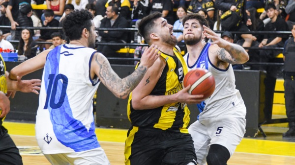'Pocho' Pérez en acción: 21 puntos para el MVP de la noche. Foto: Mariano Di Giusto/Jornada