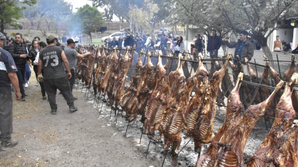 Un cordero por año celebrado. 124 en los 124 años de Camarones.