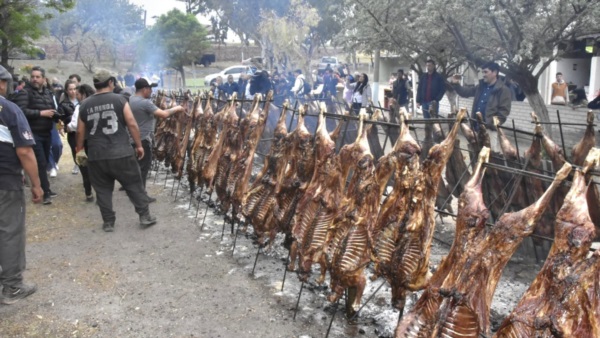 Un cordero por año celebrado. 124 en los 124 años de Camarones.