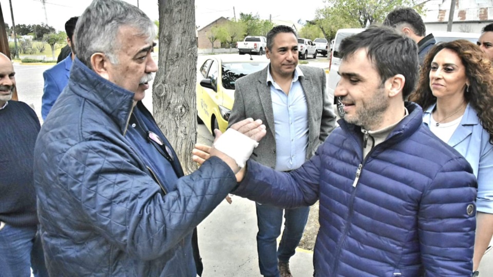 El líder de Luz y Fuerza, Héctor González y el gobernador Ignacio Torres.