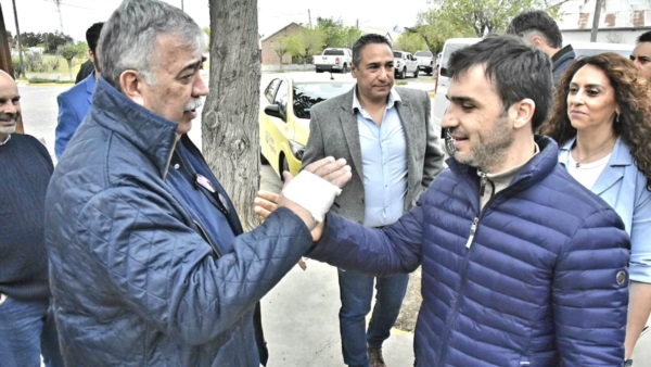 El líder de Luz y Fuerza, Héctor González y el gobernador Ignacio Torres.