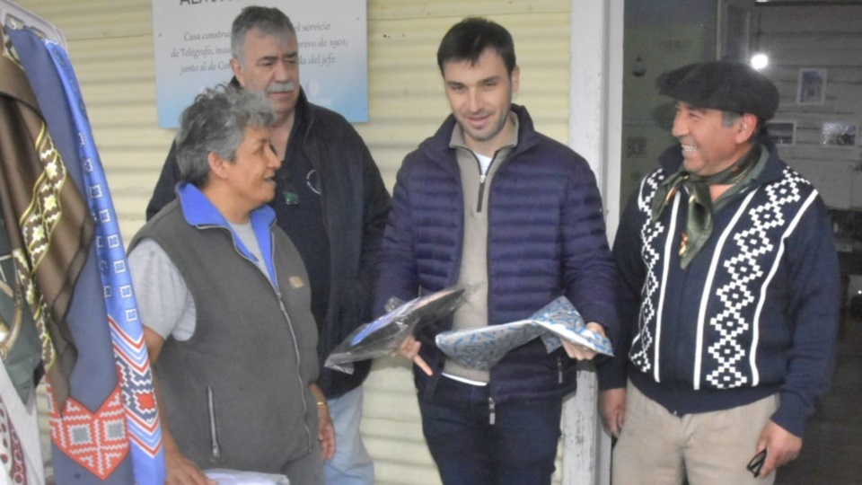 Torres recibiendo presentes de vecinos de Camarones.