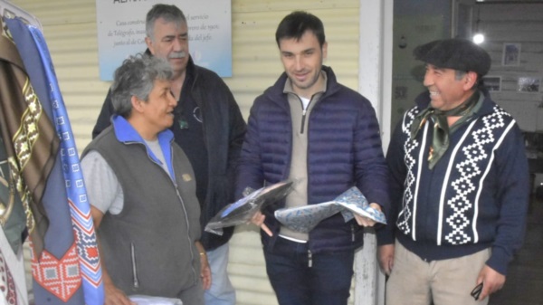 Torres recibiendo presentes de vecinos de Camarones.