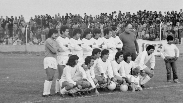 Formación del "Globo" en la inauguración del estadio. Año 1976.