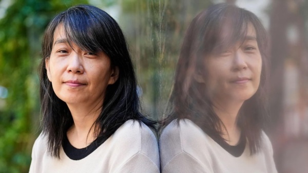 Han Kang, hace gala de "una intensa prosa poética", según la Real Academia Sueca de las Ciencias.