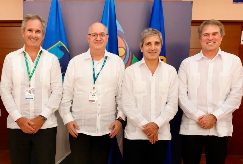 El presidente del BID, Ilan Goldfajn, junto al ministro de Economía, Luis Caputo.