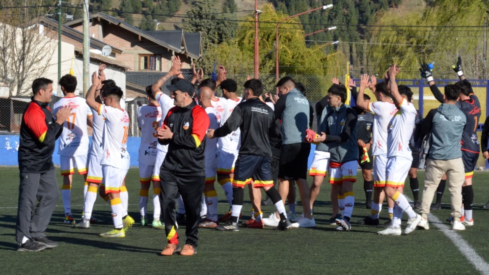 Cruz del Sur celebra el triunfo. Foto: Atilio Ortiz.