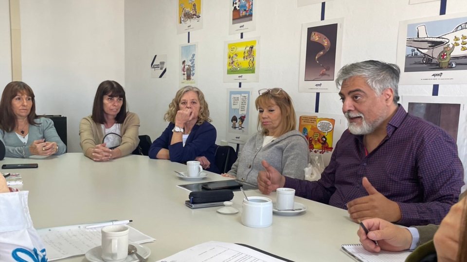 Guillermo Quiroga junto a un grupo de afiliados de la APOC.