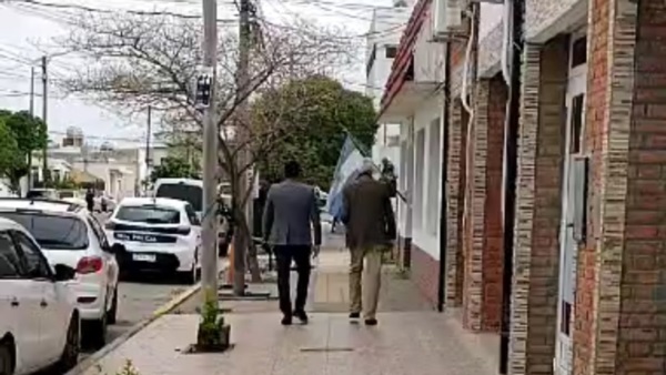 Nicolás Zárate (izq.) y Matías Bordieu, caminando por Rawson, tras reunirse. 
