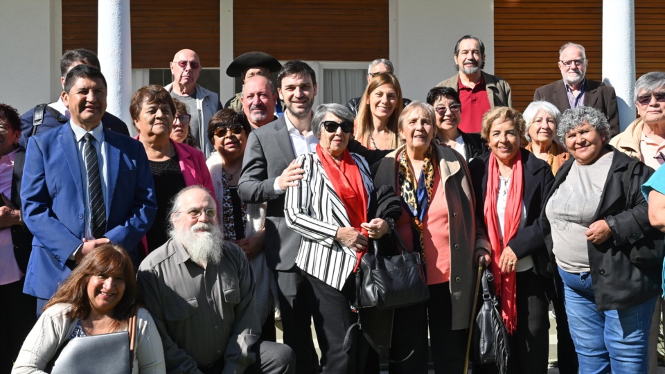 Torres junto a adultos mayores de toda la provincia.
