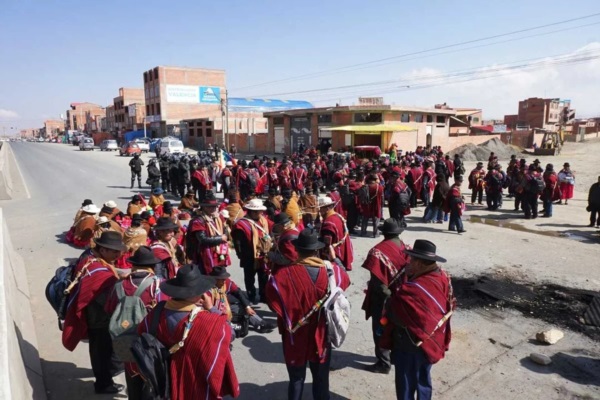 Miembros de comunidades rurales salieron a defender a Evo Morales.