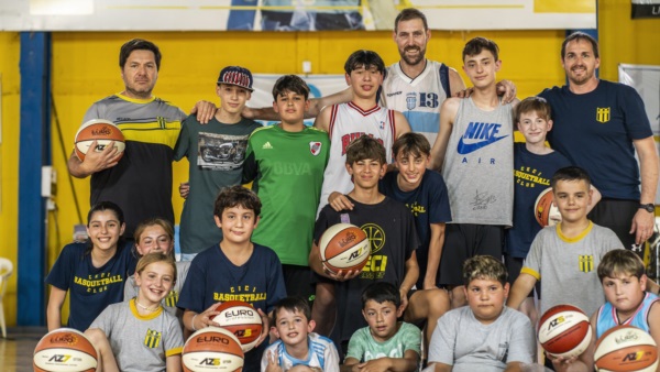 Chapu, los nenes y las pelotas donadas. Felicidad plena en Ceci BB.