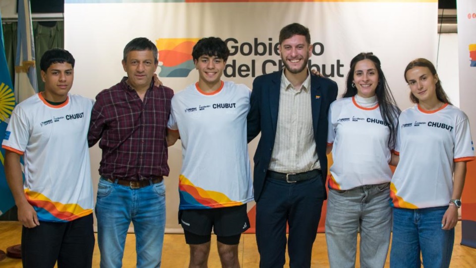 Reyes y Puratich junto a los deportistas chubutenses.