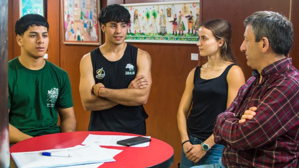 Los jóvenes embajadores del deporte conversando con Milton Reyes.