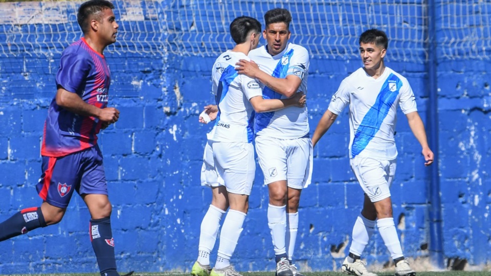 Jorge Velázquez celebra el 2-0 de su equipo. Foto: Mariano Di Giusto/Jornada