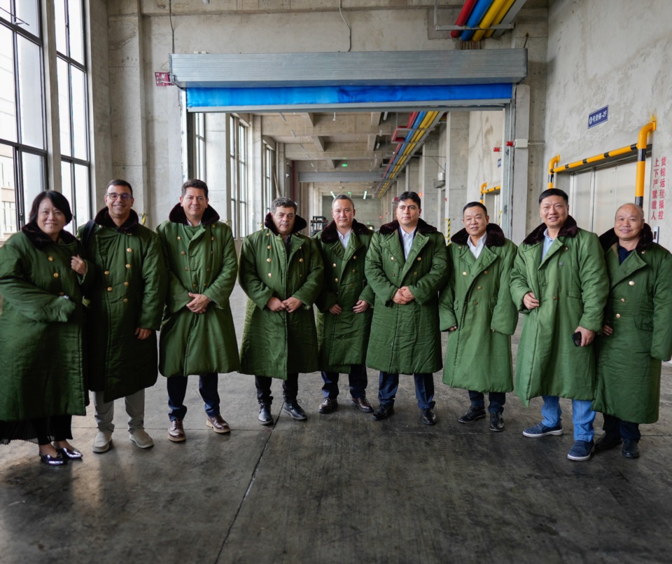 Vidal en China, con sobretodos chinos.