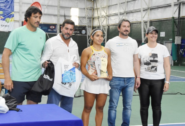 Gerald con su trofeo junto a las autoridades municipales y del Trelew Tennis Club. (Foto: Norman Evans).