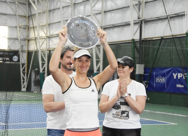 Victoria Bosio alza el plato que recibió como subcampeona. Volvió a jugar una final luego de 5 años. (Foto: Norman Evans).