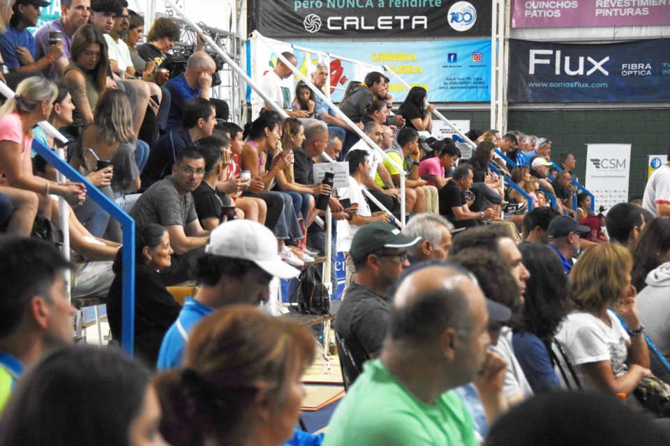 Mucho público presenció la final que fue televisada por DeporTV. (Foto: Norman Evans).