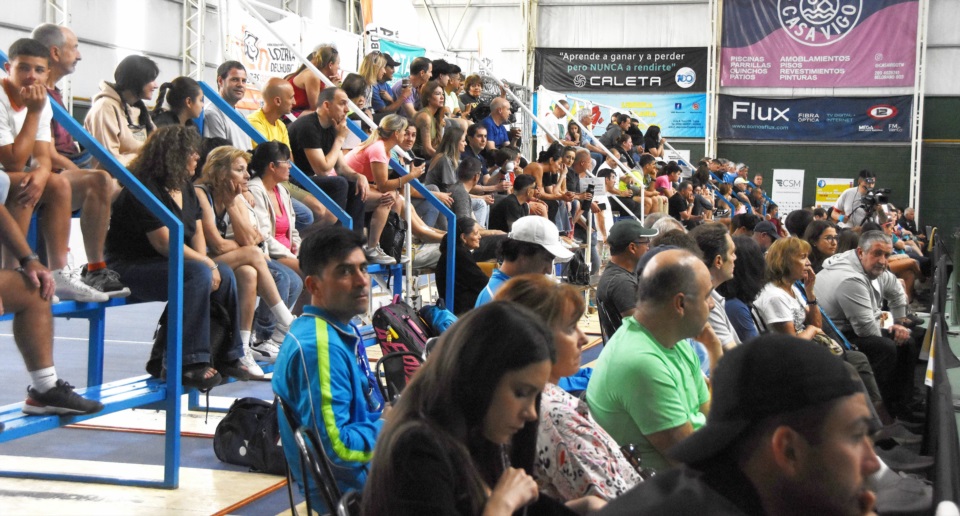 Otro aspecto de marco de aficionados al tenis que presenciaron el partido por el título. (Foto: Norman Evans).
