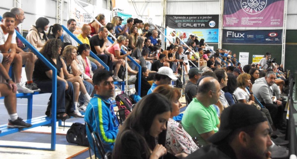 Otro aspecto de marco de aficionados al tenis que presenciaron el partido por el título. (Foto: Norman Evans).