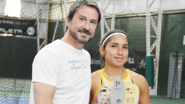 El intendente Merino le entregó el trofeo a la campeona Jimar Gerald. (Foto: Norman Evans).
