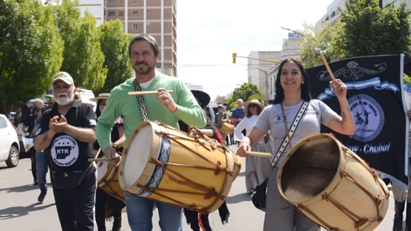 El intendente Gerardo Merino por las calles de Trelew con un bombo.