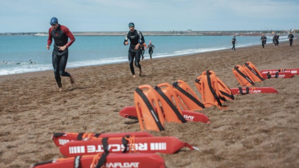 Aspirantes a formar parte del Cuerpo Estable de Guardavidas de la villa balnearia.