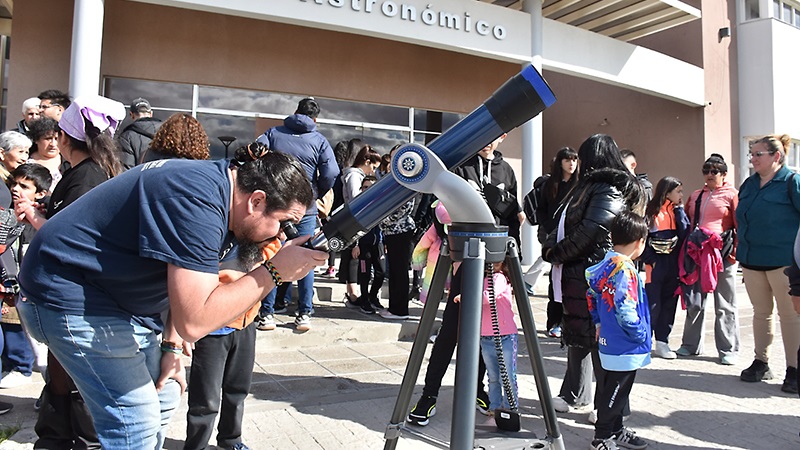 Muchos vecinos en el Centro Astronómico de Trelew (Sergio Esparza/Jornada)