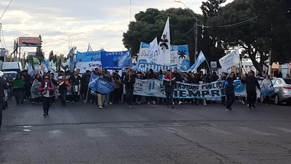 Diferentes actores de la sociedad civil, gremial y política de la ciudad del Golfo en la marcha.