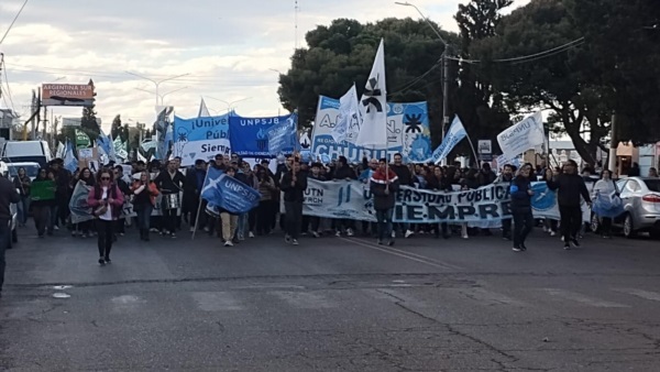 Diferentes actores de la sociedad civil, gremial y política de la ciudad del Golfo en la marcha.