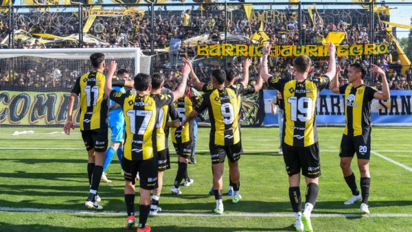 Los jugadores celebran ante su gente. Foto: Mariano Di Giusto/Jornada