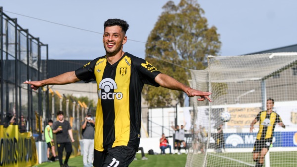 Brian Ferreyra celebra uno de sus goles. Foto: Mariano Di Giusto/Jornada