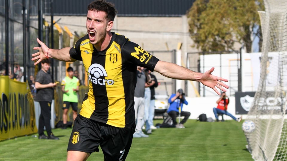 Diego Crego para el 4-1 de Madryn. Foto: Mariano Di Giusto/Jornada.