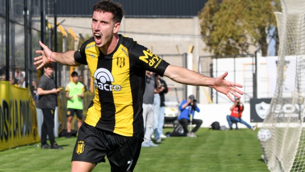 Diego Crego para el 4-1 de Madryn. Foto: Mariano Di Giusto/Jornada.