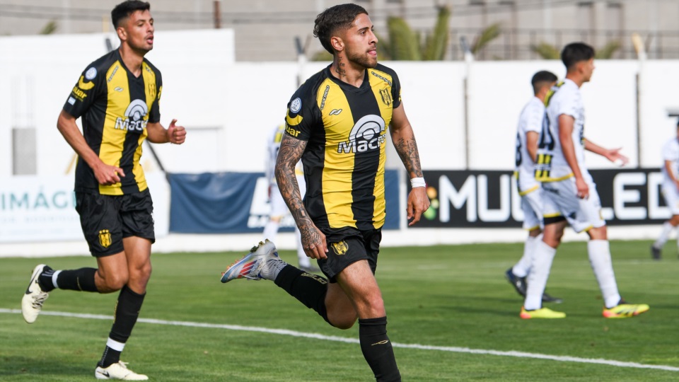 Gol de Madryn: Bruno Pérez da vuelta el resultado. Foto: Mariano Di Giusto/Jornada.