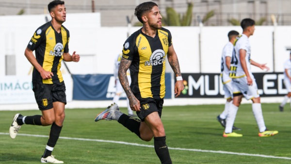 Gol de Madryn: Bruno Pérez da vuelta el resultado. Foto: Mariano Di Giusto/Jornada.