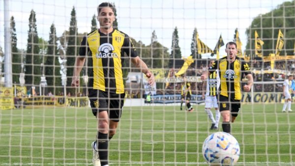 Nicolás Sánchez, de penal, empató el partido. Foto: Mariano Di Giusto/Jornada.