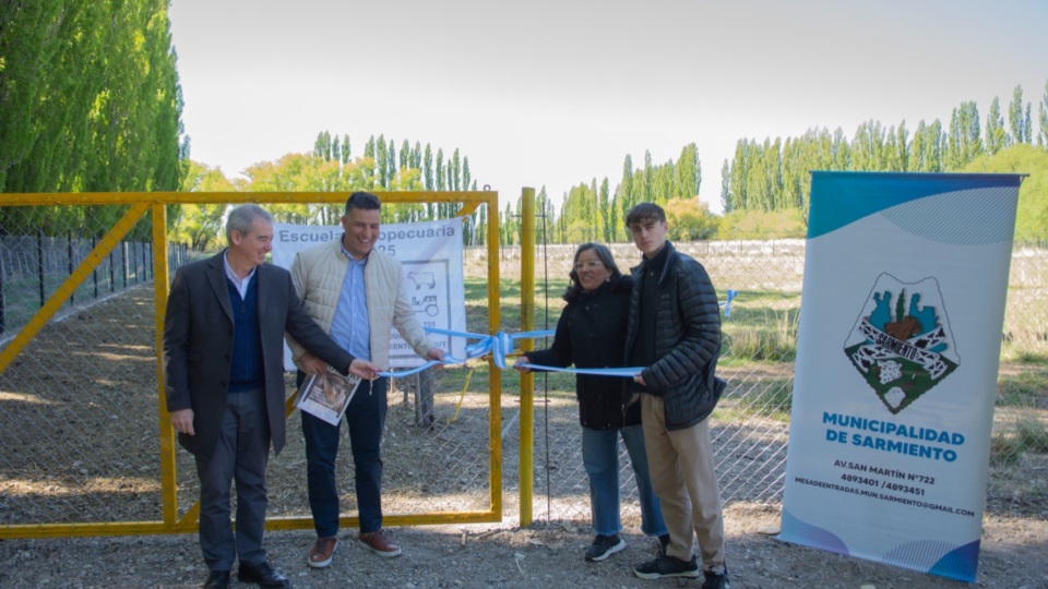 Inauguración del nuevo cerco perimetral para ovinos en la Escuela Agropecuaria N° 725. 