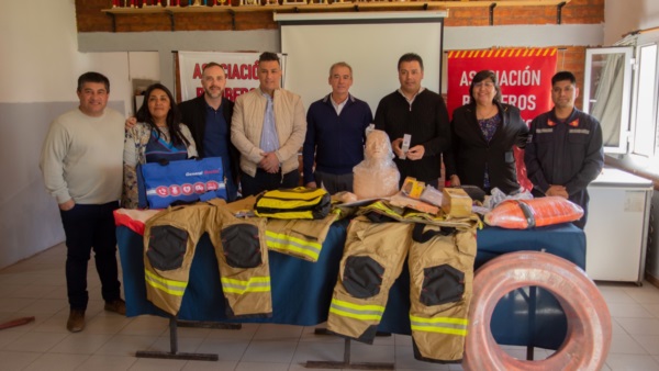 Los bomberos recibieron equipos técnicos y vestimenta.