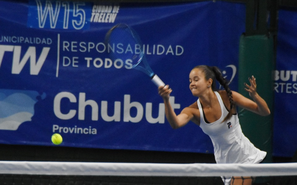 La derecha de la brasileña Blanca Mendonca Bernardes en acción pero no pudo con Álvarez Brandon. (Foto: Norman Evans/Jornada).