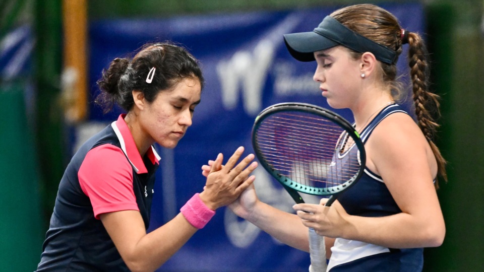 La mexicana Katya Rámirez y la neuquina Isabel Arabarco avanzaron a 2° ronda de dobles. (Foto: Daniel Feldman/Jornada).