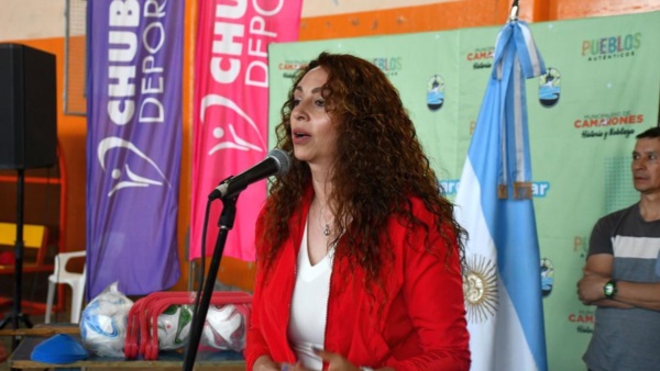 Claudia Loyola, la intendente de Camarones recibiendo a los Juegos.