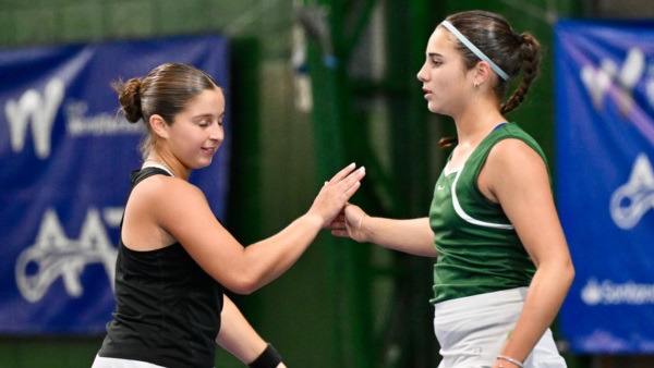 El saludo de Sofía Meabe y Justina Lassaga ante un punto ganado. (Foto: Daniel Feldman).
