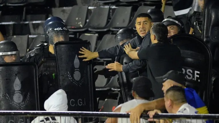 Riquelme tratando de calmar a los exaltados hinchas de Boca.