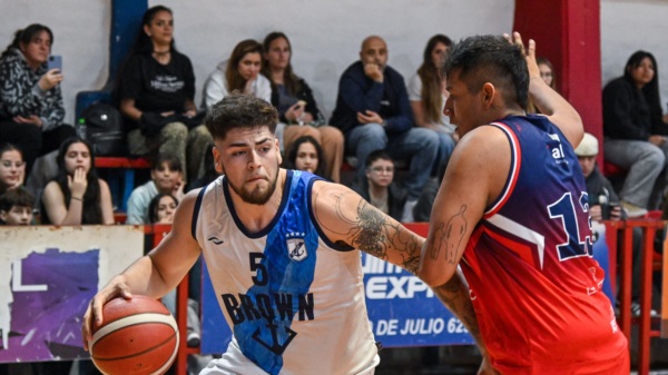 Duelo de grandotes: Franco Navarro en acción ante Leo Sanabria. Foto: Mariano Di Giusto/Jornada.