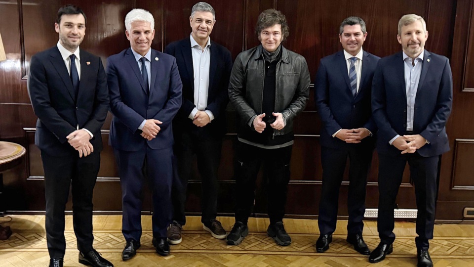 Milei junto a Torres, Orrego, Macri Poggi y Frigerio. 