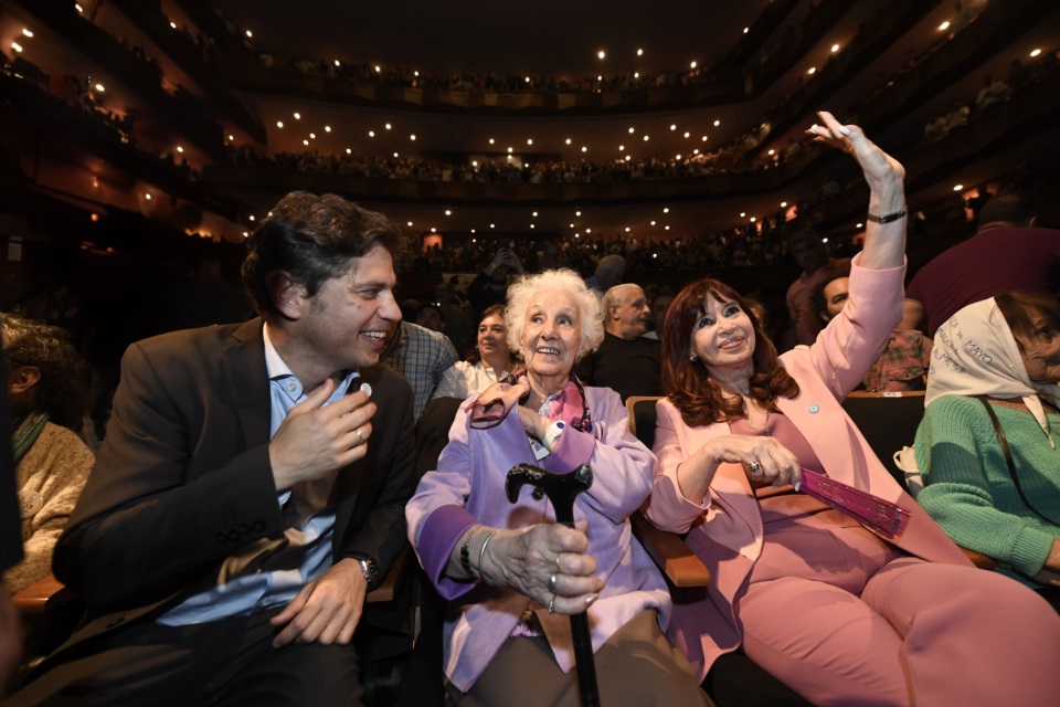 Axel, Estela y Cristina. Cerca, no unidos.
