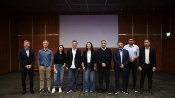 Macri con gobernadores y la Mesa del PRO. Torres, ausente.